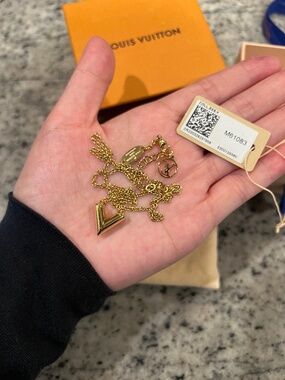 Essential V Necklace